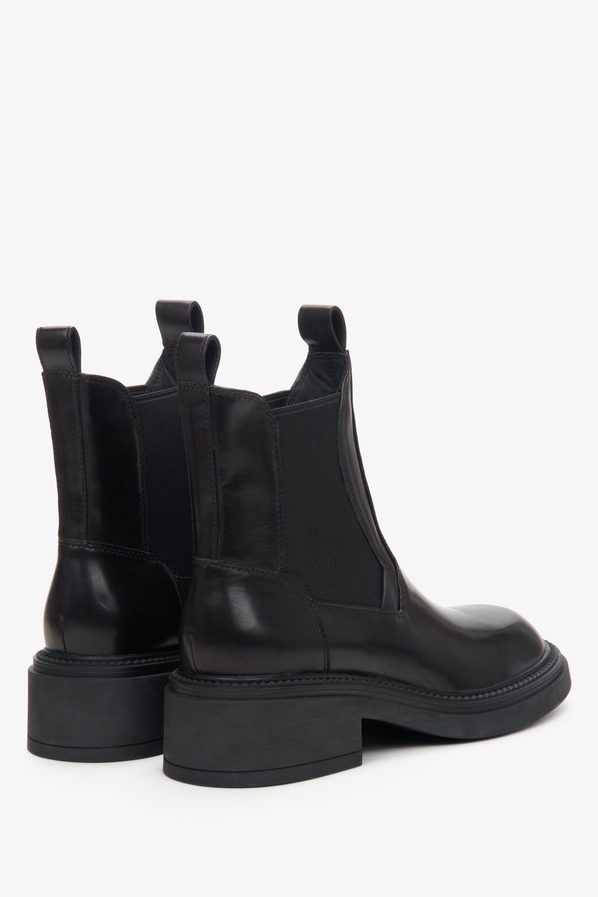 Rückwärtige schräge Perspektive der schwarzen Boots mit Zugschlaufen am Schaft