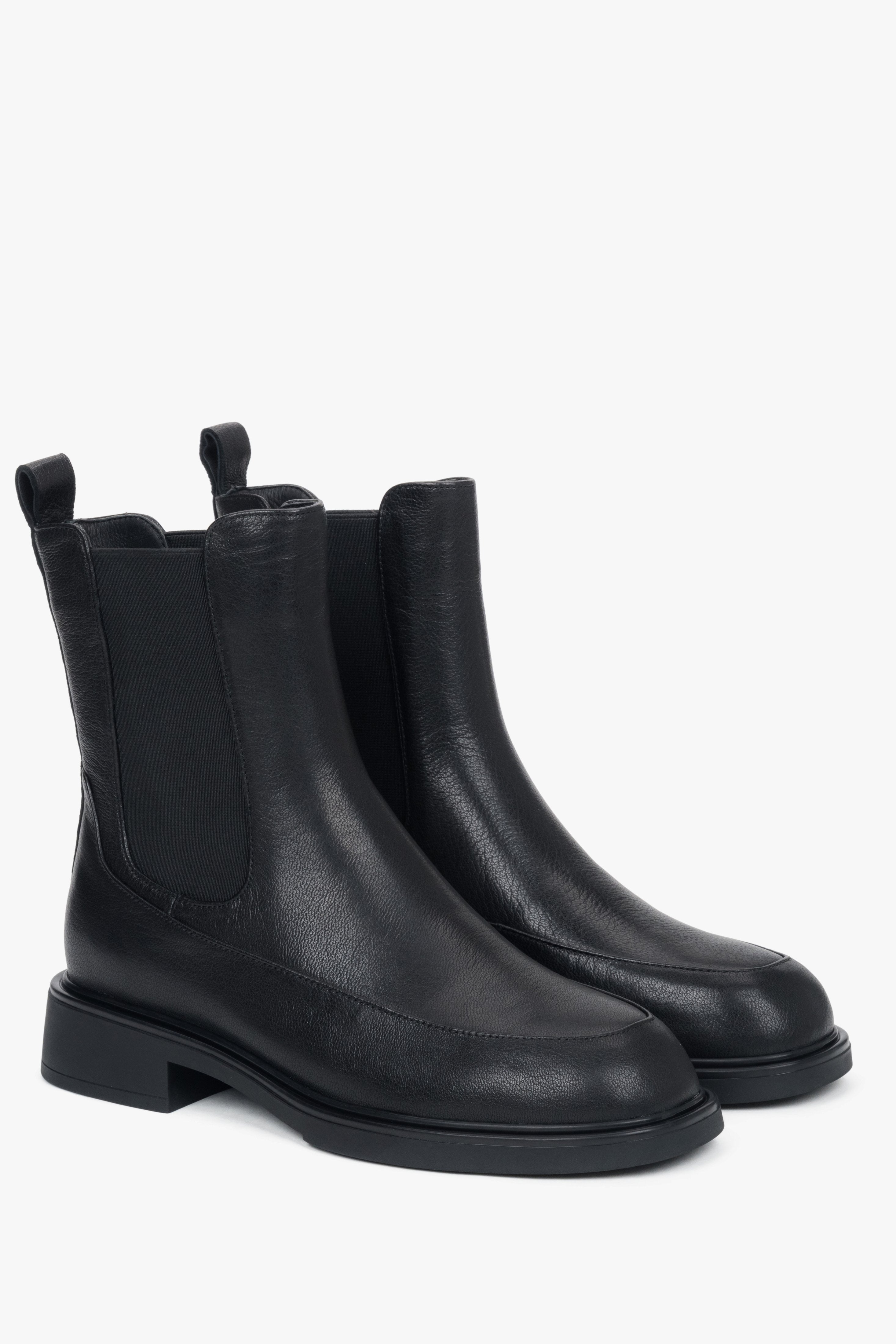 Schrägansicht des Chelsea-Boot-Paares zur Veranschaulichung der elastischen Einsätze und Silhouette 