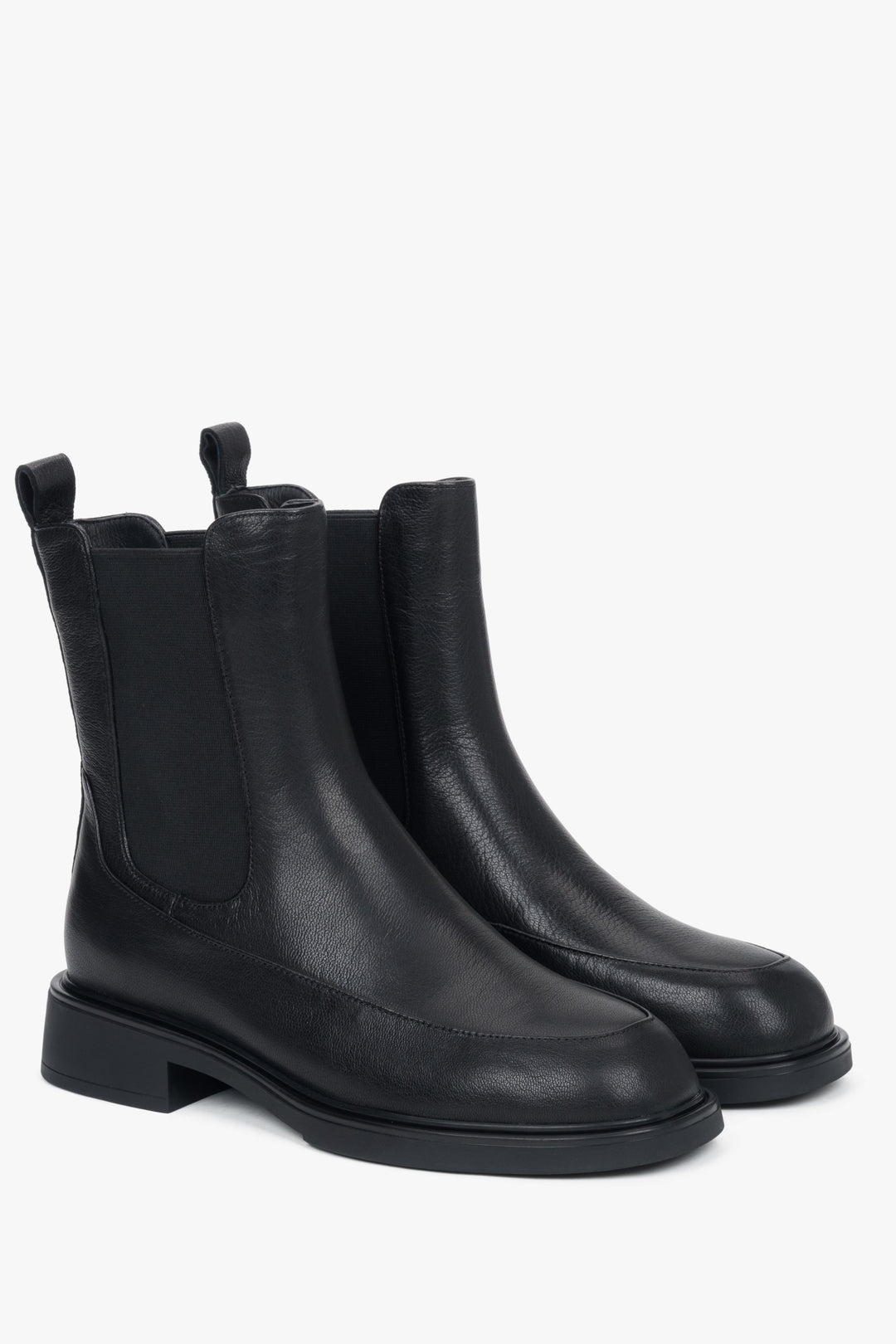 Schrägansicht des Chelsea-Boot-Paares zur Veranschaulichung der elastischen Einsätze und Silhouette 