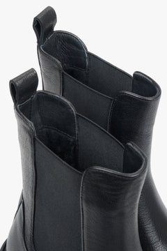 Nahaufnahme der oberen Schaftkante der schwarzen Leder-Chelsea-Boots mit Blick auf die elastischen Einsätze und die praktische Anziehlasche