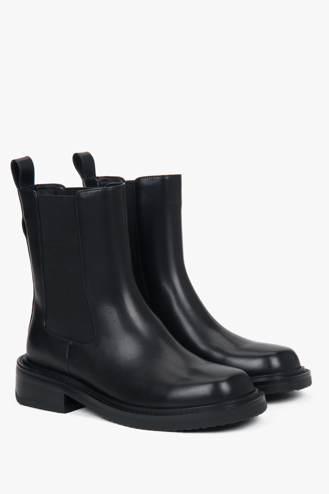 Detaillierte Schrägansicht des schwarzen Leder-Chelsea-Boot-Paares mit Fokus auf die glatte Oberfläche, die abgerundete Zehenpartie und die elastischen Einsätze