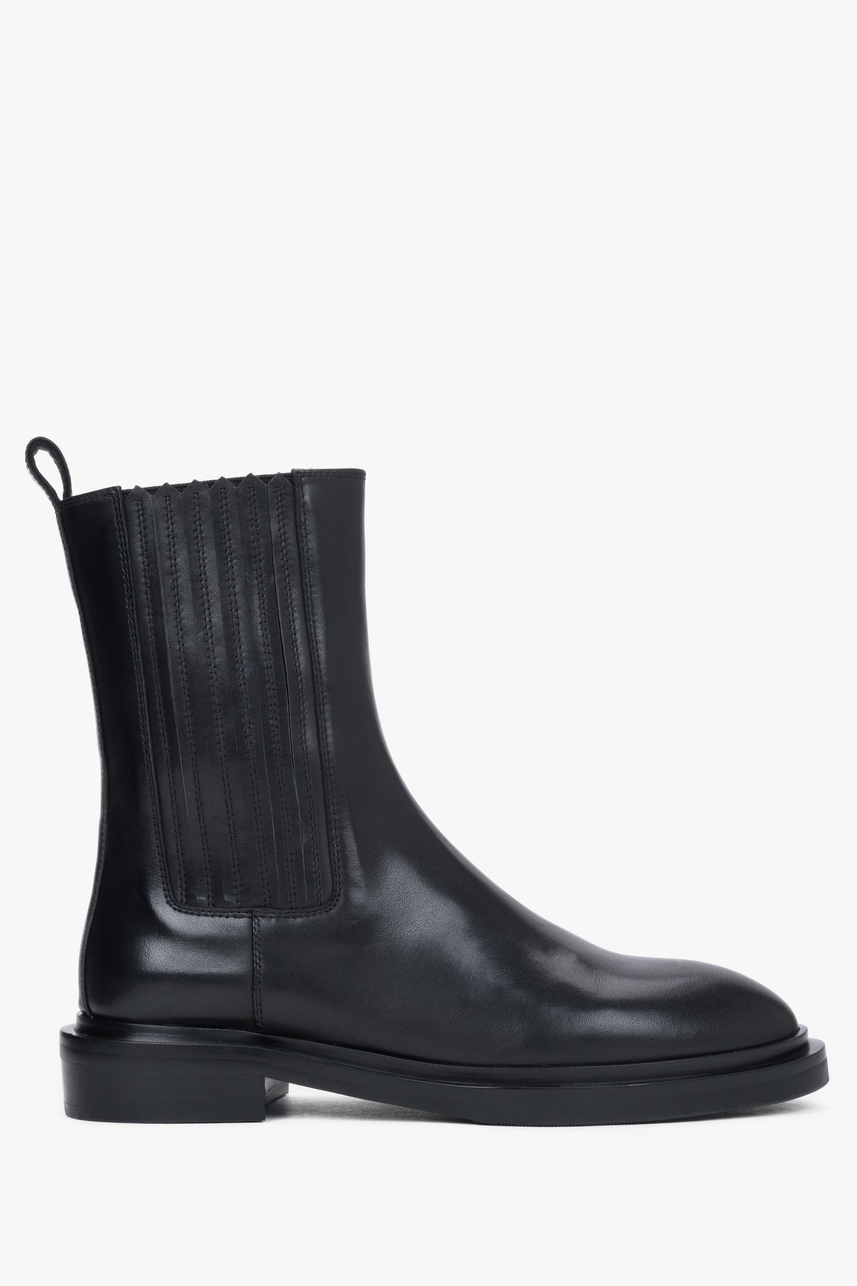 Flaches Seitenprofil der schwarzen Damen-Chelsea-Boots aus Echtleder mit geripptem Stretcheinsatz
