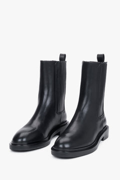 Schräge Frontalansicht des Paares schwarzer Chelsea-Boots aus Glattleder