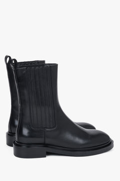 Rückwärtige schräge Ansicht der schwarzen Damen-Stiefeletten mit flachem Absatz