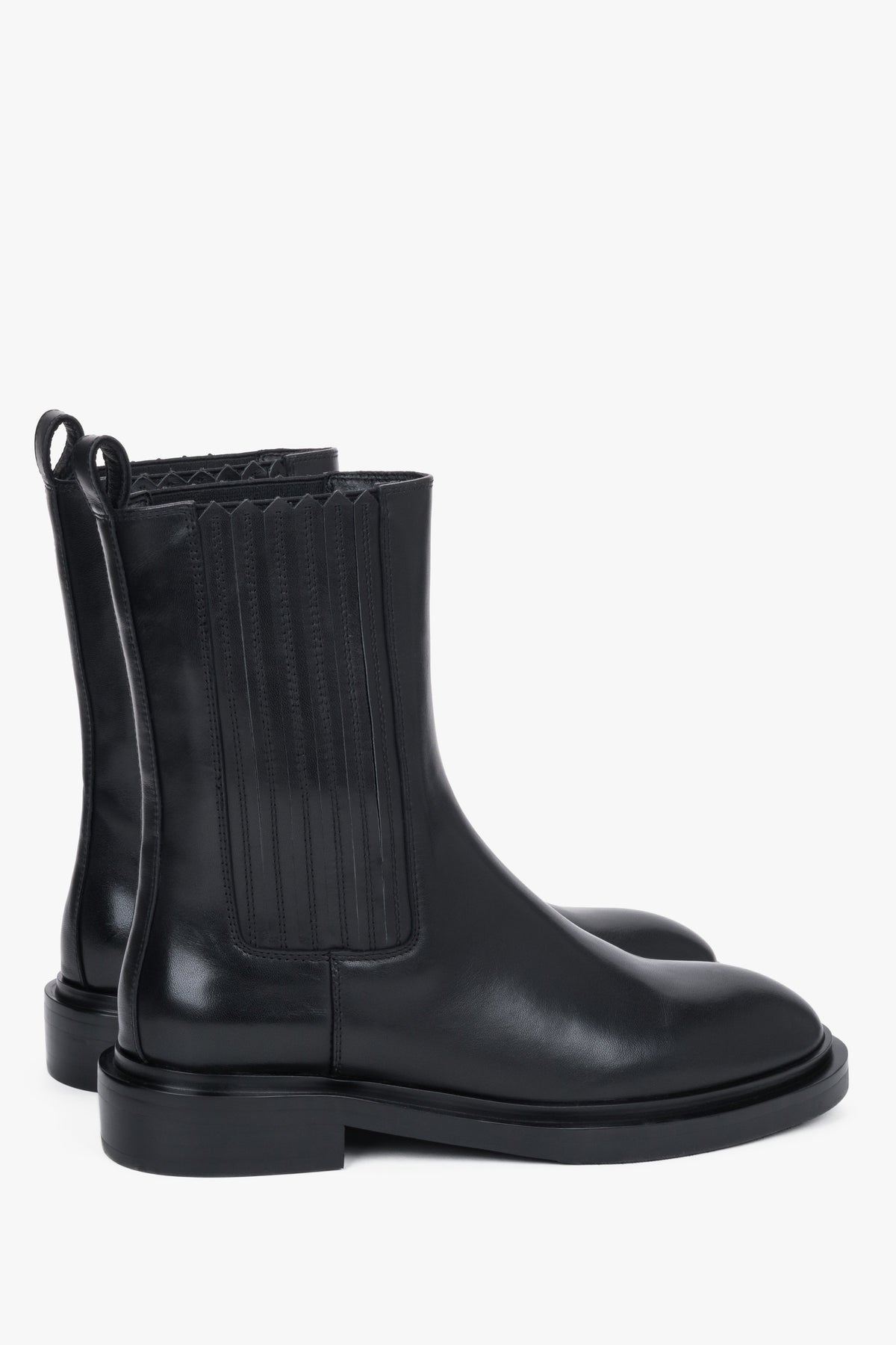 Rückwärtige schräge Ansicht der schwarzen Damen-Stiefeletten mit flachem Absatz