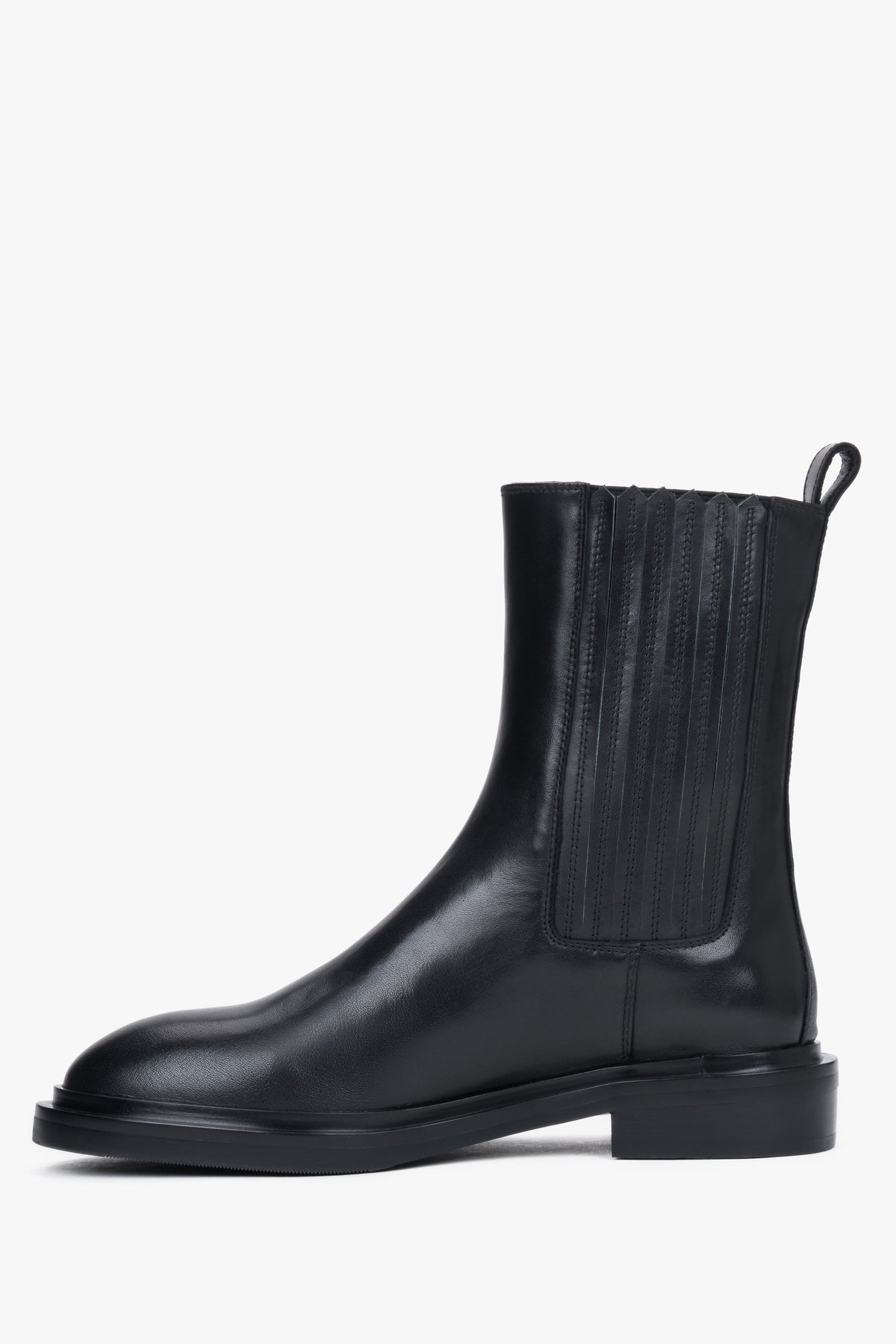 Scharf konturiertes Seitenprofil der schwarzen Damen-Chelsea-Boots aus Glattleder mit geripptem Stretcheinsatz   