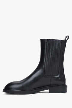 Scharf konturiertes Seitenprofil der schwarzen Damen-Chelsea-Boots aus Glattleder mit geripptem Stretcheinsatz   