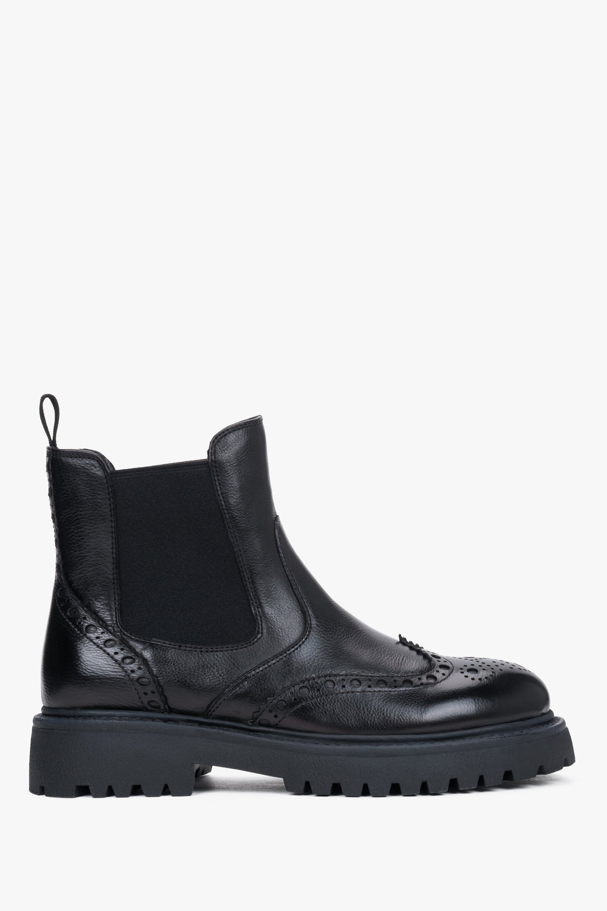 Flaches Seitenprofil der schwarzen Damen-Chelsea-Boots mit Brogue-Verzierung und Chunky-Sohle