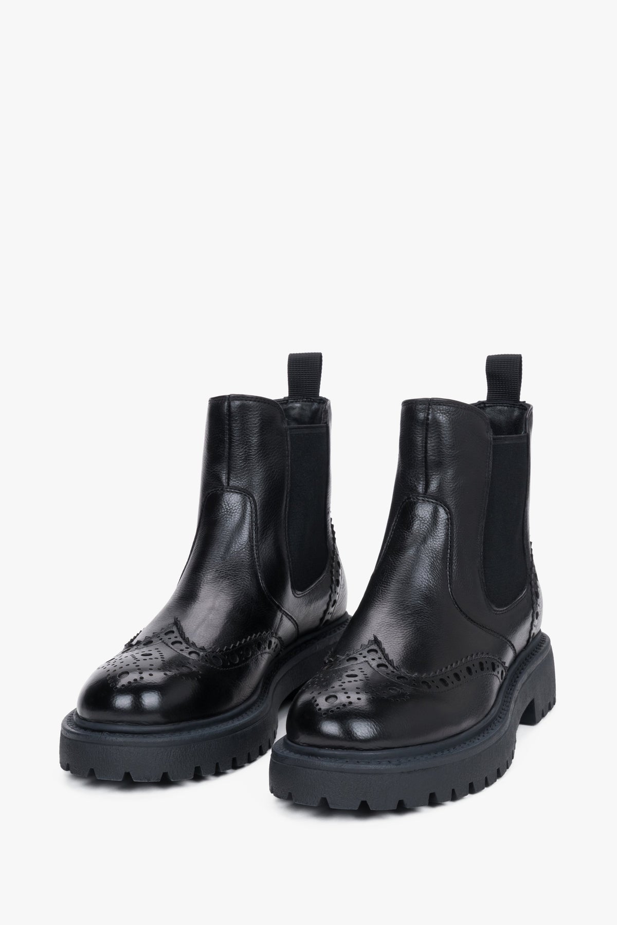 Frontale Perspektive des Paares schwarzer Chelsea-Boots aus Echtleder