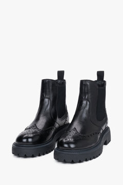 Frontale Perspektive des Paares schwarzer Chelsea-Boots aus Echtleder