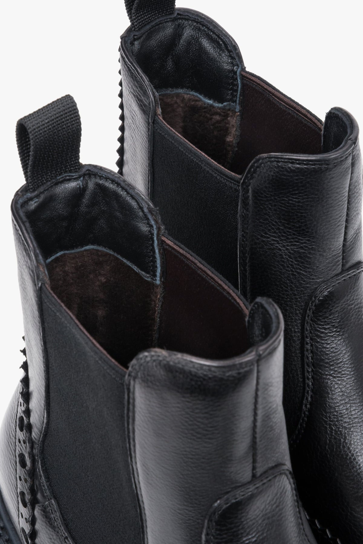 Nahaufnahme des Schaftrandes und des wärmenden Kunstfellfutters im Inneren der Boots