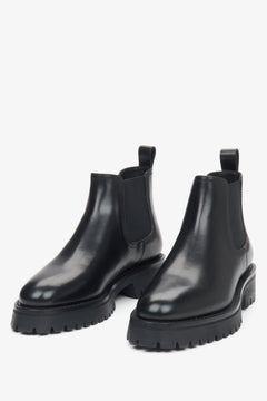 Schwarze Chelsea-Stiefeletten für Damen aus echtem Leder von Estro – Vorderansicht des Modells.
