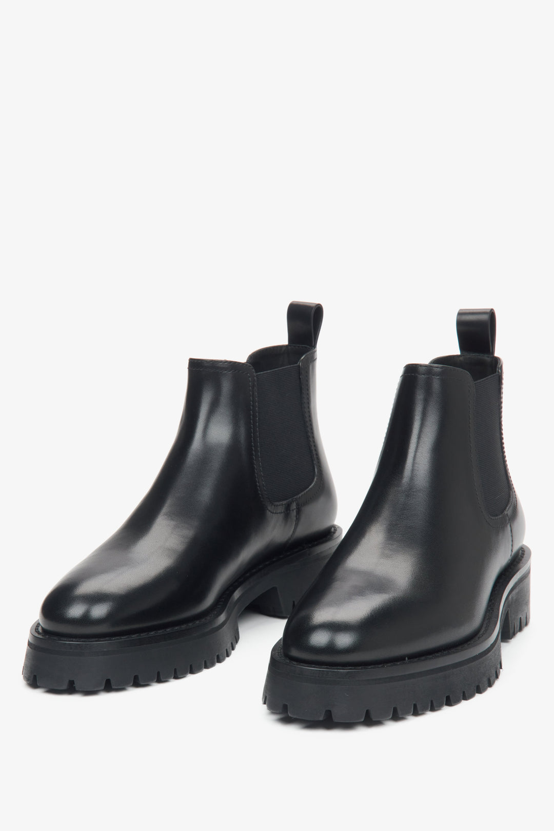 Schwarze Chelsea-Stiefeletten für Damen aus echtem Leder von Estro – Vorderansicht des Modells.