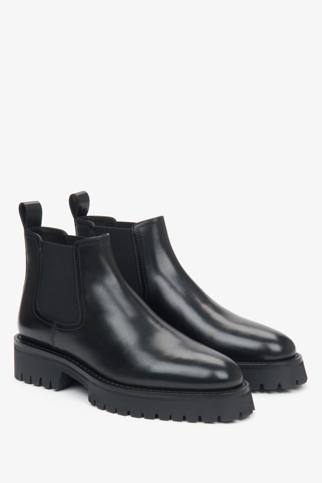 Elegante schwarze Chelsea-Stiefeletten für Damen aus echtem Leder von Estro – Nahaufnahme der Seitenlinie der Schuhe.