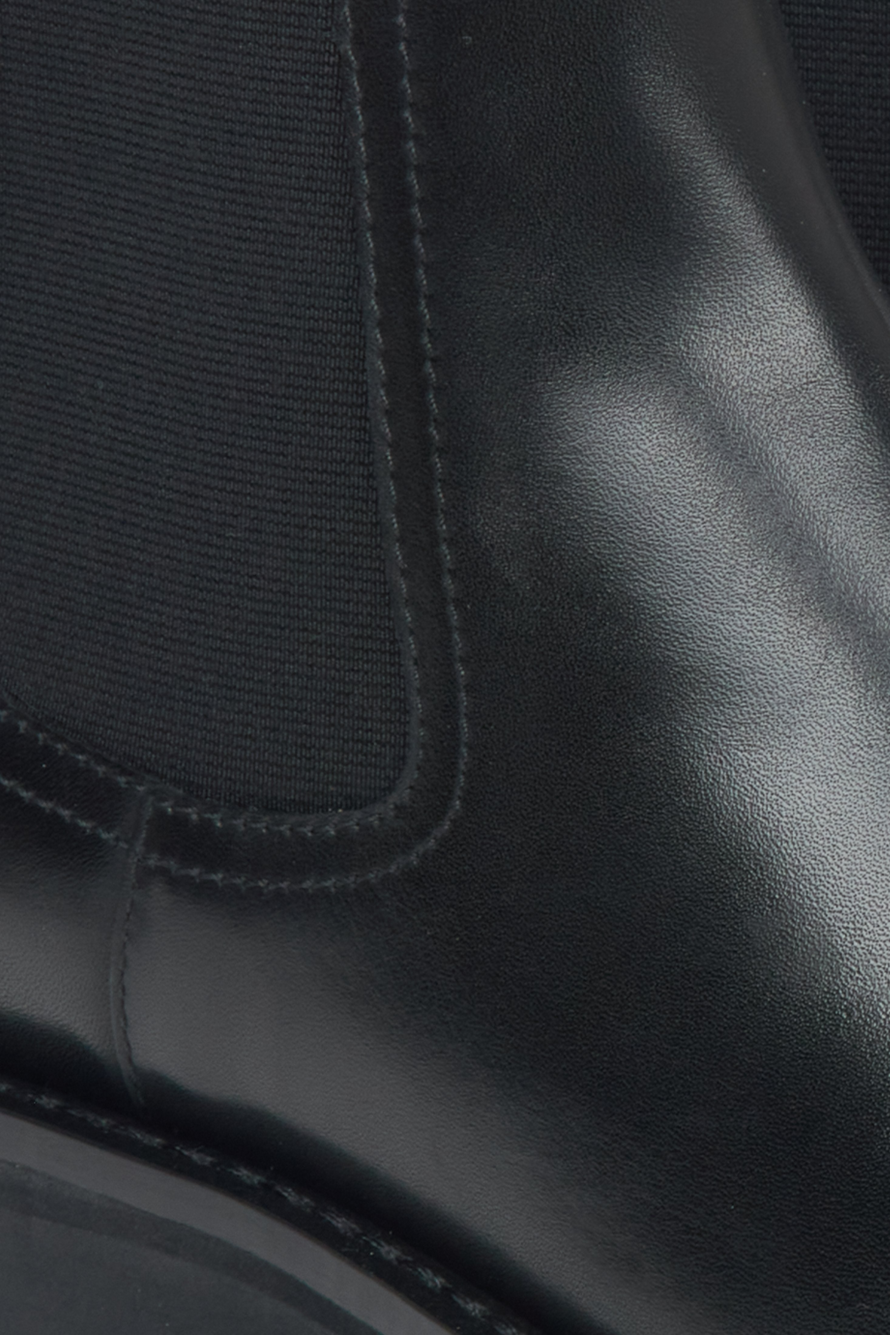 Elegante schwarze niedrige Chelsea-Stiefeletten für Damen aus echtem Leder von Estro – Nahaufnahme der Details.