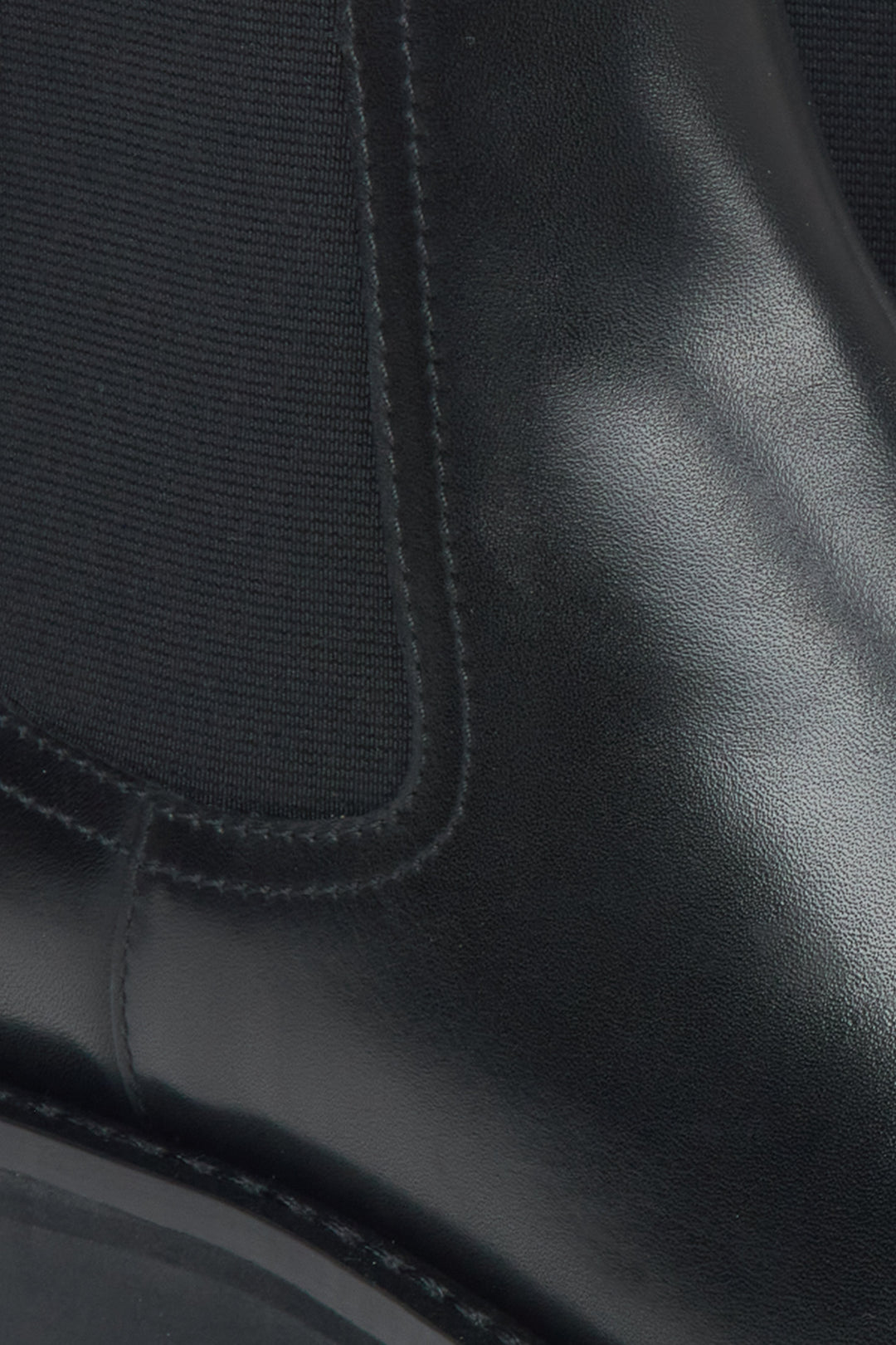 Elegante schwarze niedrige Chelsea-Stiefeletten für Damen aus echtem Leder von Estro – Nahaufnahme der Details.