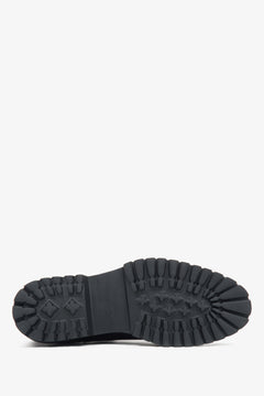 Schwarze niedrige Chelsea-Stiefeletten für Damen aus echtem Leder von Estro – Nahaufnahme der Sohle.