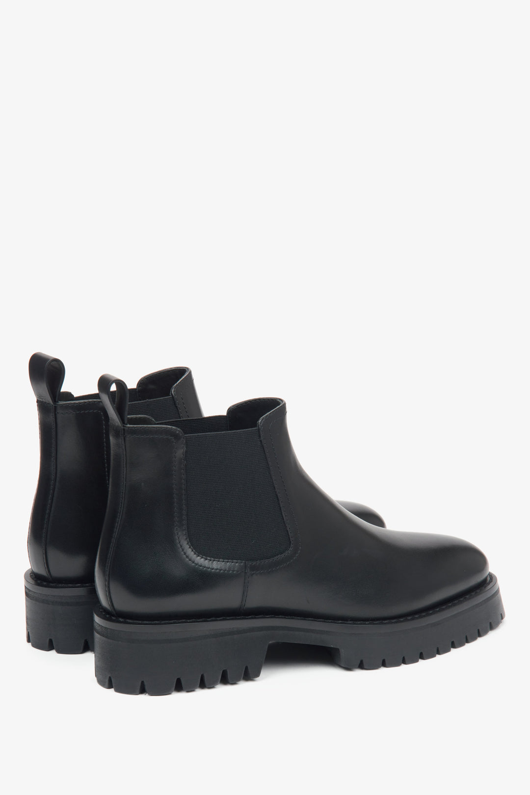 Stilvolle schwarze Chelsea-Stiefeletten für Damen aus echtem Leder von Estro – Nahaufnahme der Ferse und Seitenlinie des Schuhs.