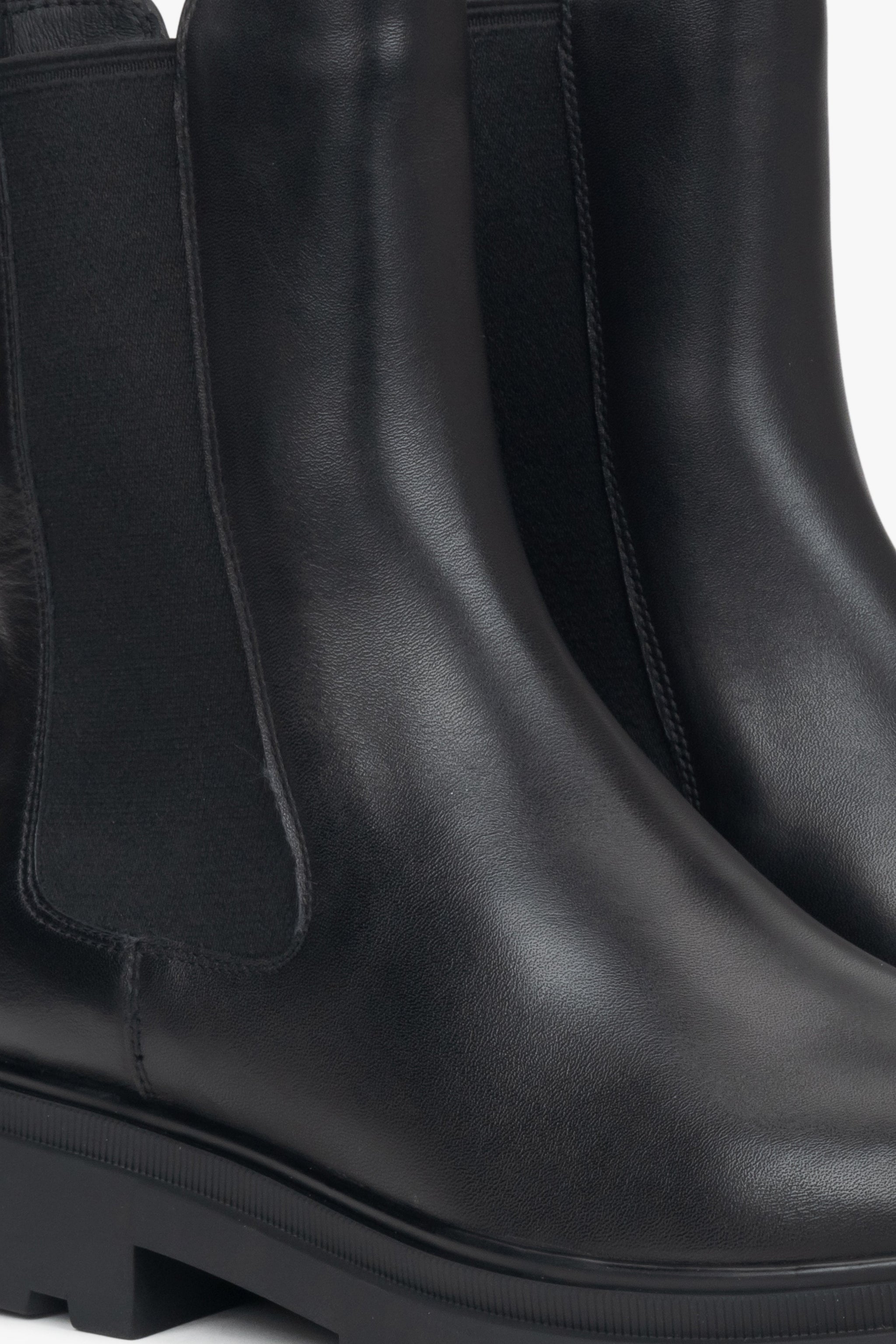 Schwarze Leder Chelsea Stiefeletten mit softem Schaft und leichtem Futter Estro ER00116137