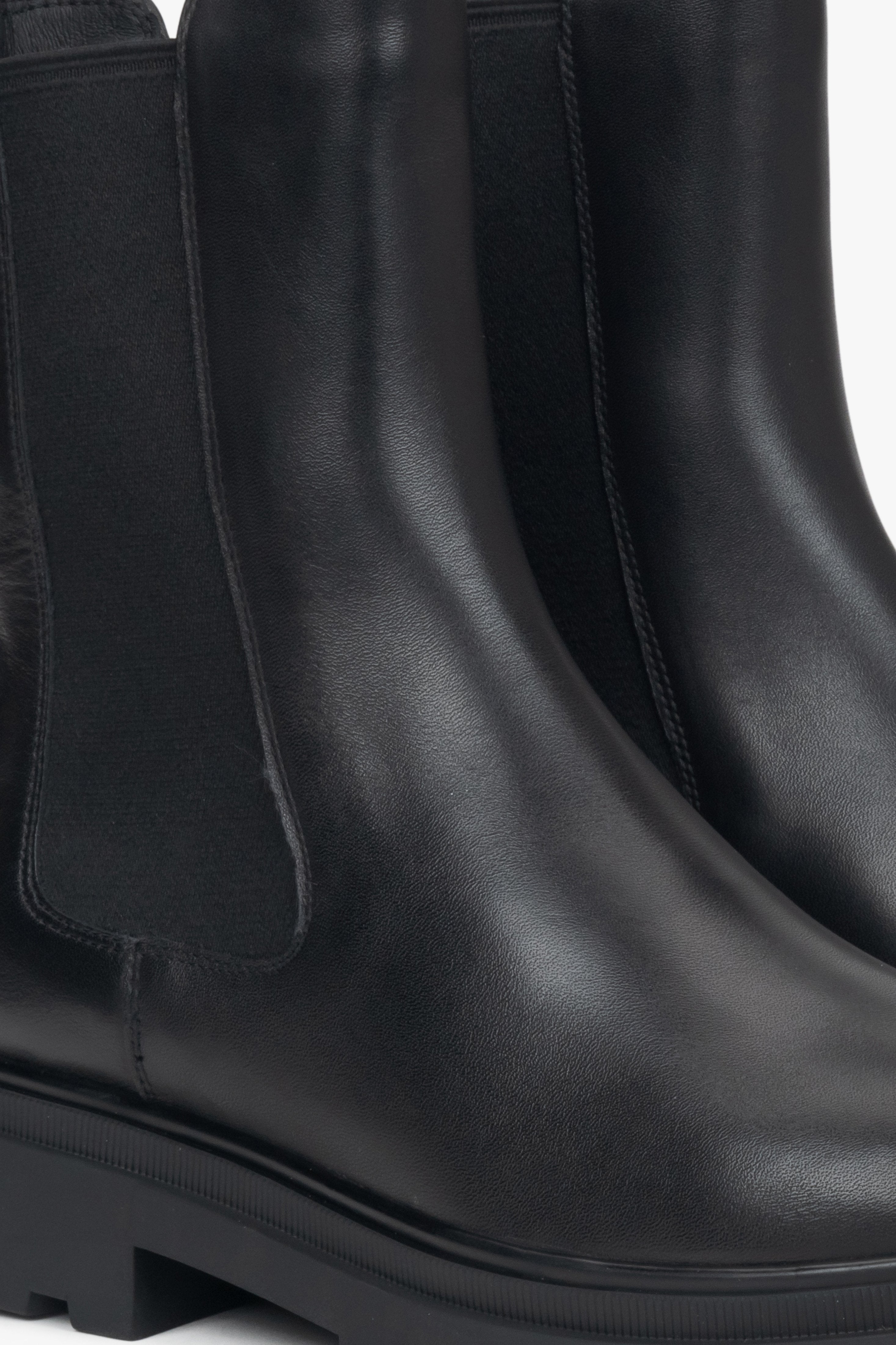 Schwarze Leder Chelsea Stiefeletten mit softem Schaft und leichtem Futter Estro ER00116137