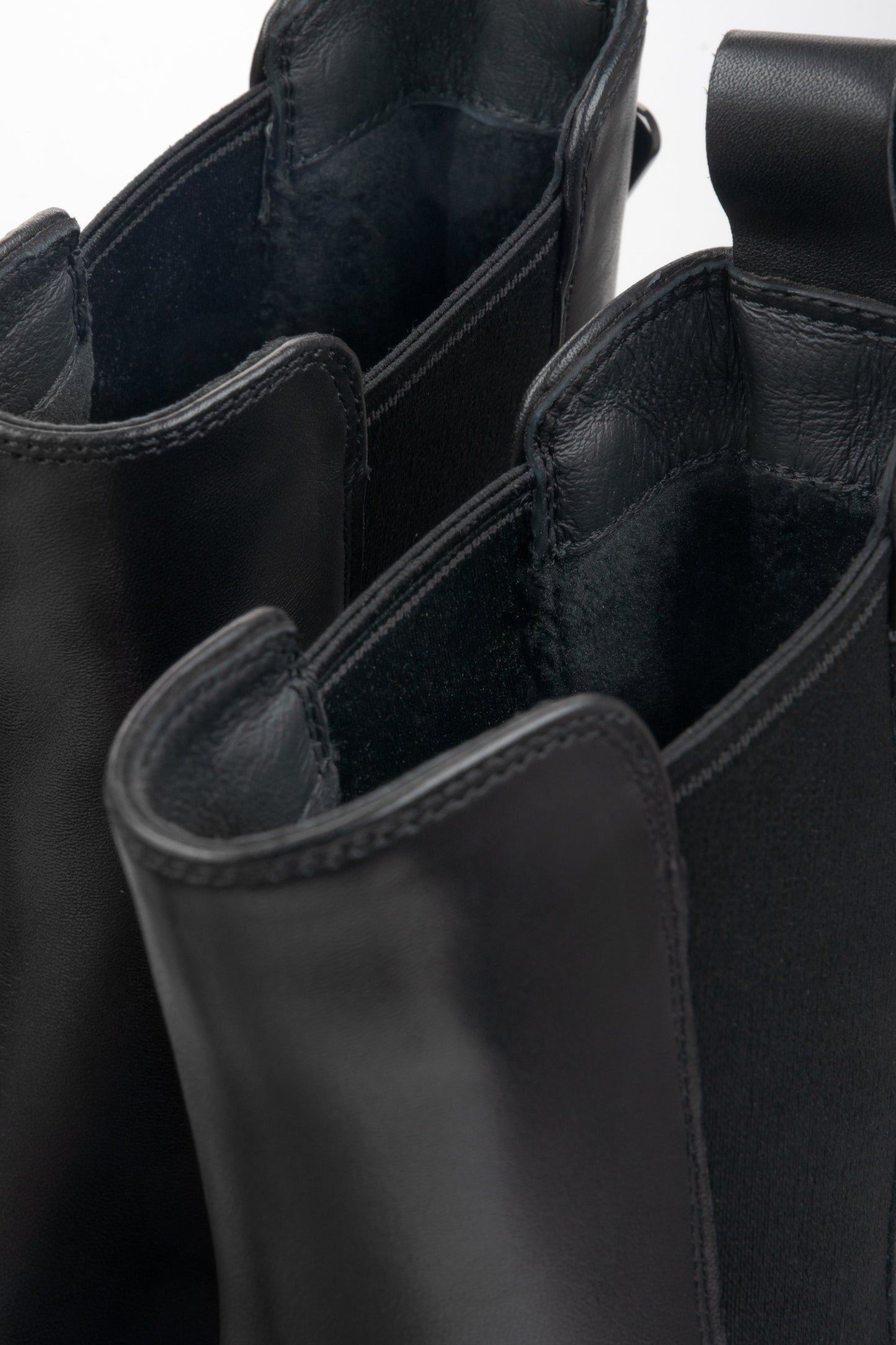 Schwarze Chelsea-Stiefeletten für Damen von Estro – Nahaufnahme der Details.

