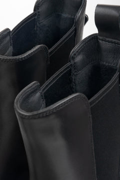 Schwarze Chelsea-Stiefeletten für Damen von Estro – Nahaufnahme der Details.
