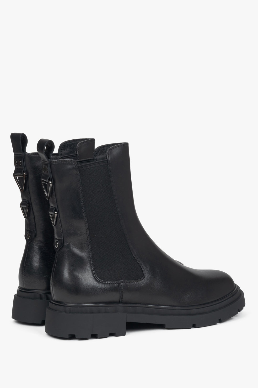 Schwarze Chelsea-Stiefel für Damen aus Leder von Estro – Seitenansicht und Fersenansicht der Schuhe.