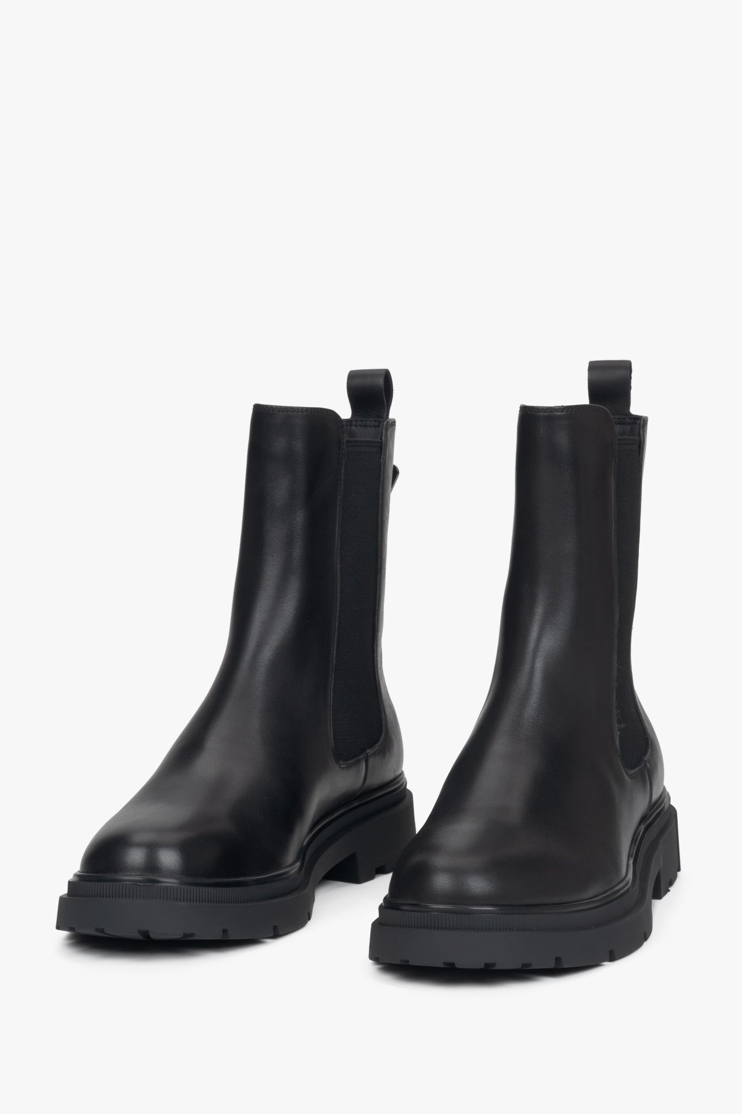 Damen-Chelsea-Stiefel aus echtem Leder von Estro – Vorderansicht des Modells.