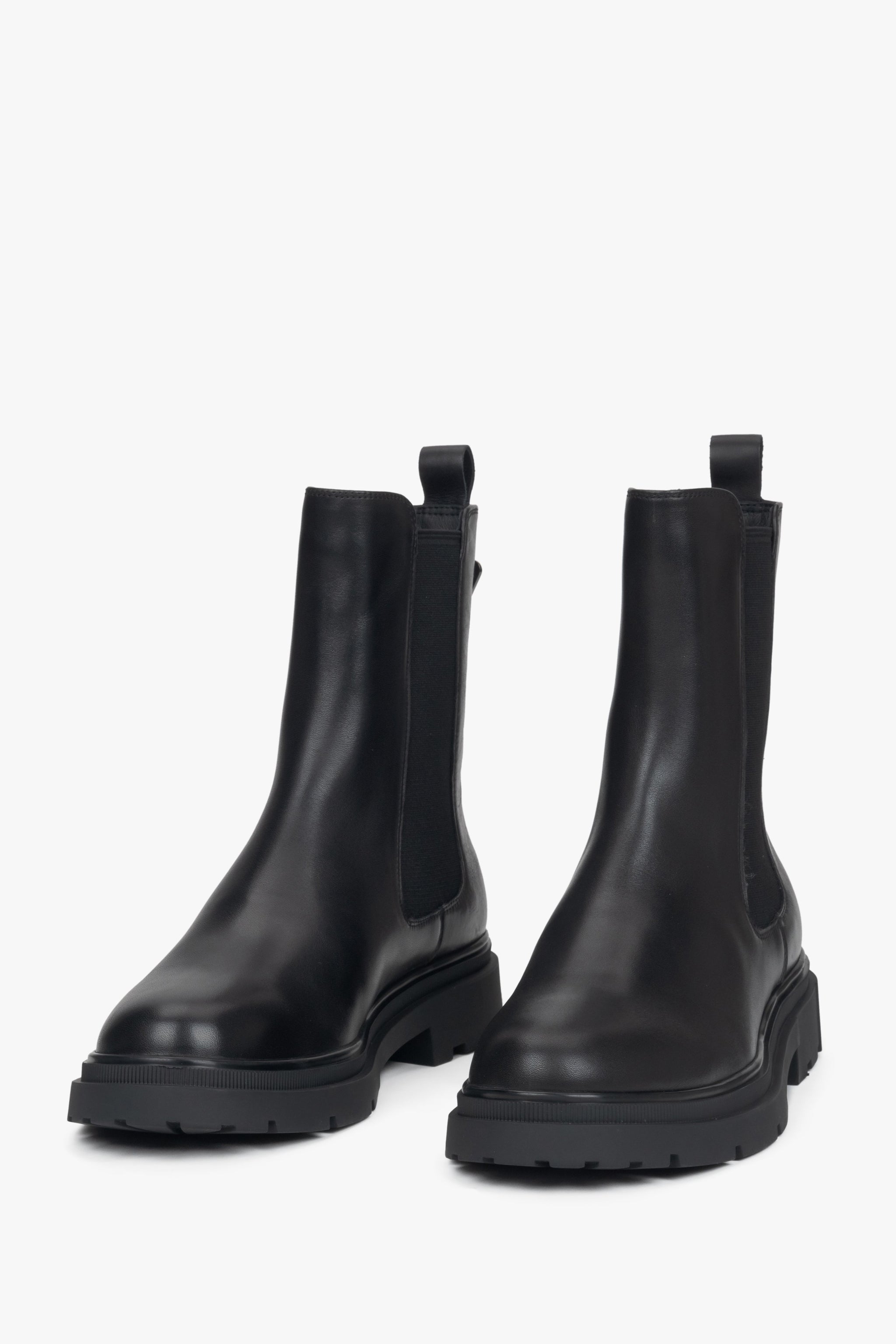 Damen-Chelsea-Stiefel aus echtem Leder von Estro – Vorderansicht des Modells.