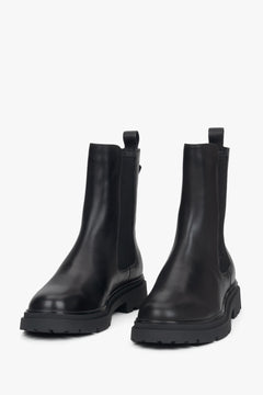 Damen-Chelsea-Stiefel aus echtem Leder von Estro – Vorderansicht des Modells.