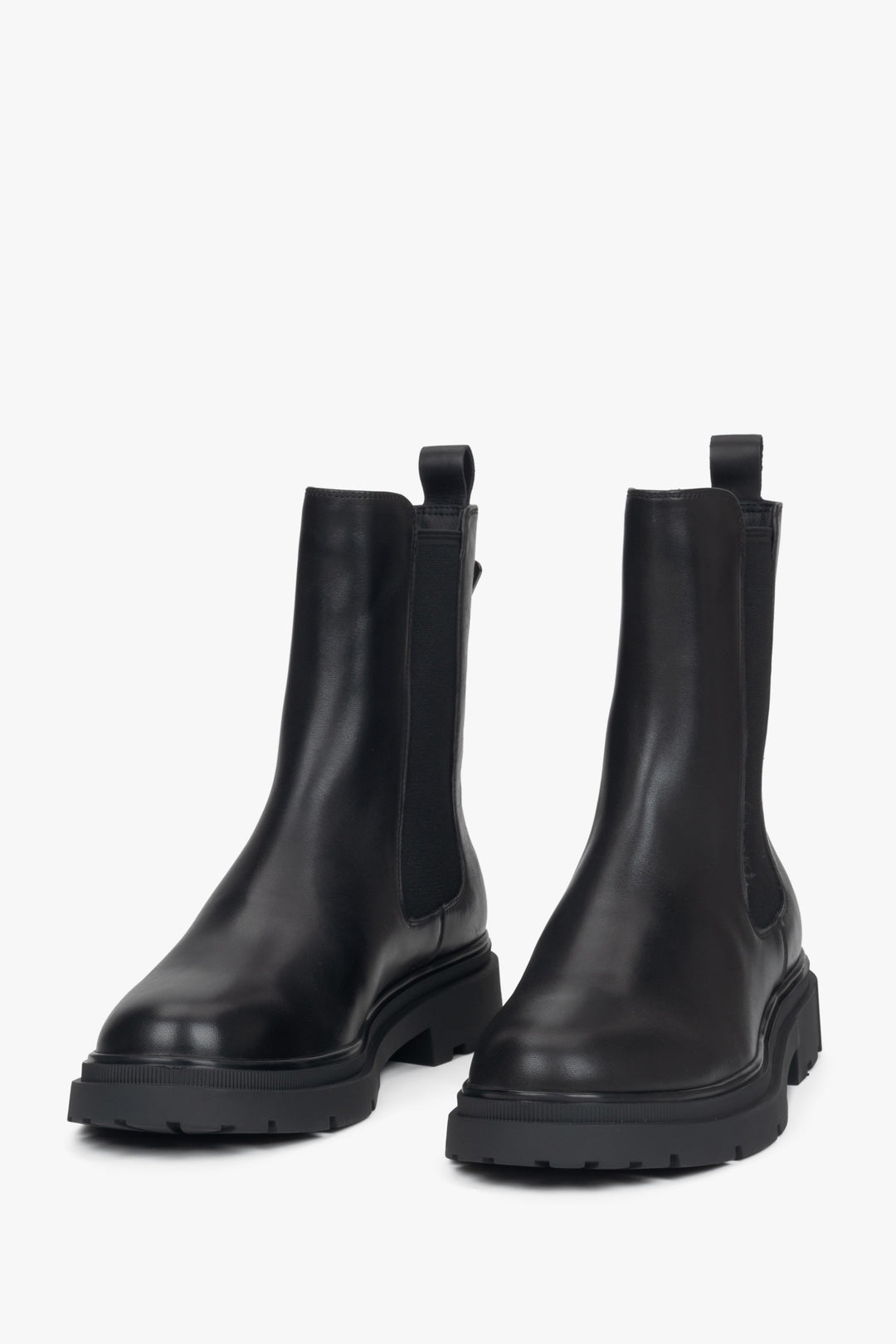 Damen-Chelsea-Stiefel aus echtem Leder von Estro – Vorderansicht des Modells.