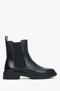 Seitenansicht der klassischen schwarzen Chelsea-Boots aus glattem Echtleder mit flacher Sohle