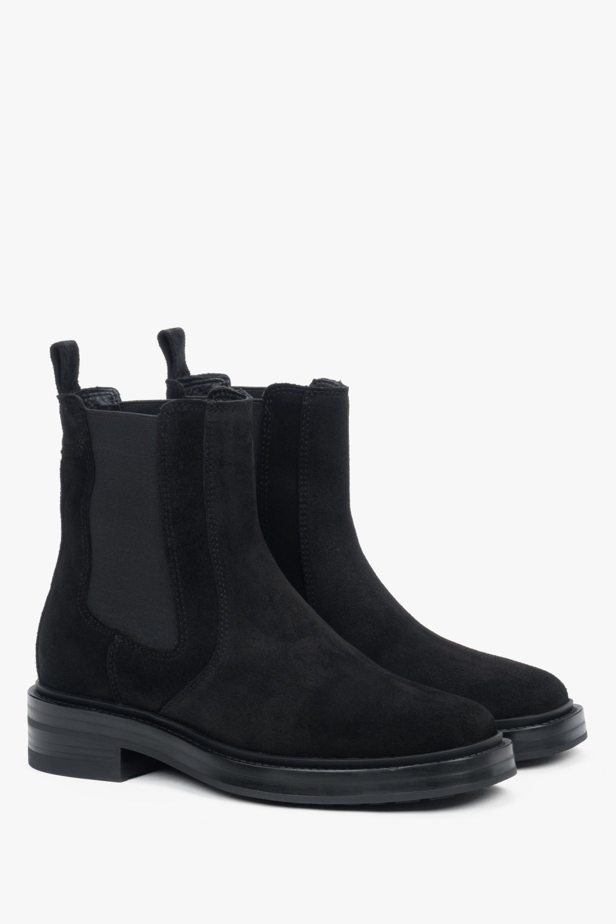 Schräge Frontalansicht der schwarzen Echtleder-Chelsea-Boots mit hohem Schaft