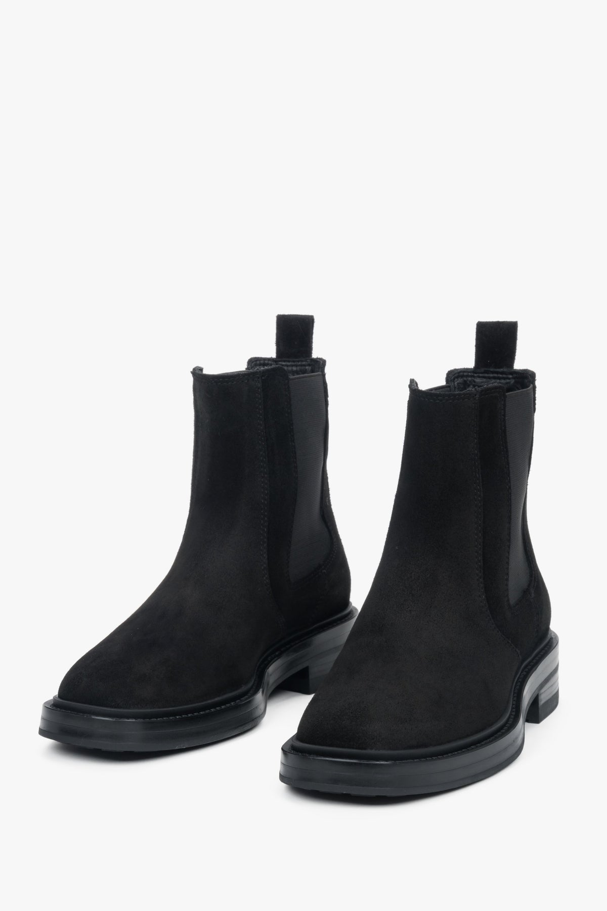 Symmetrische Draufsicht auf das Paar schwarzer Damen-Boots