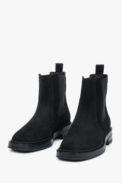 Symmetrische Draufsicht auf das Paar schwarzer Damen-Boots