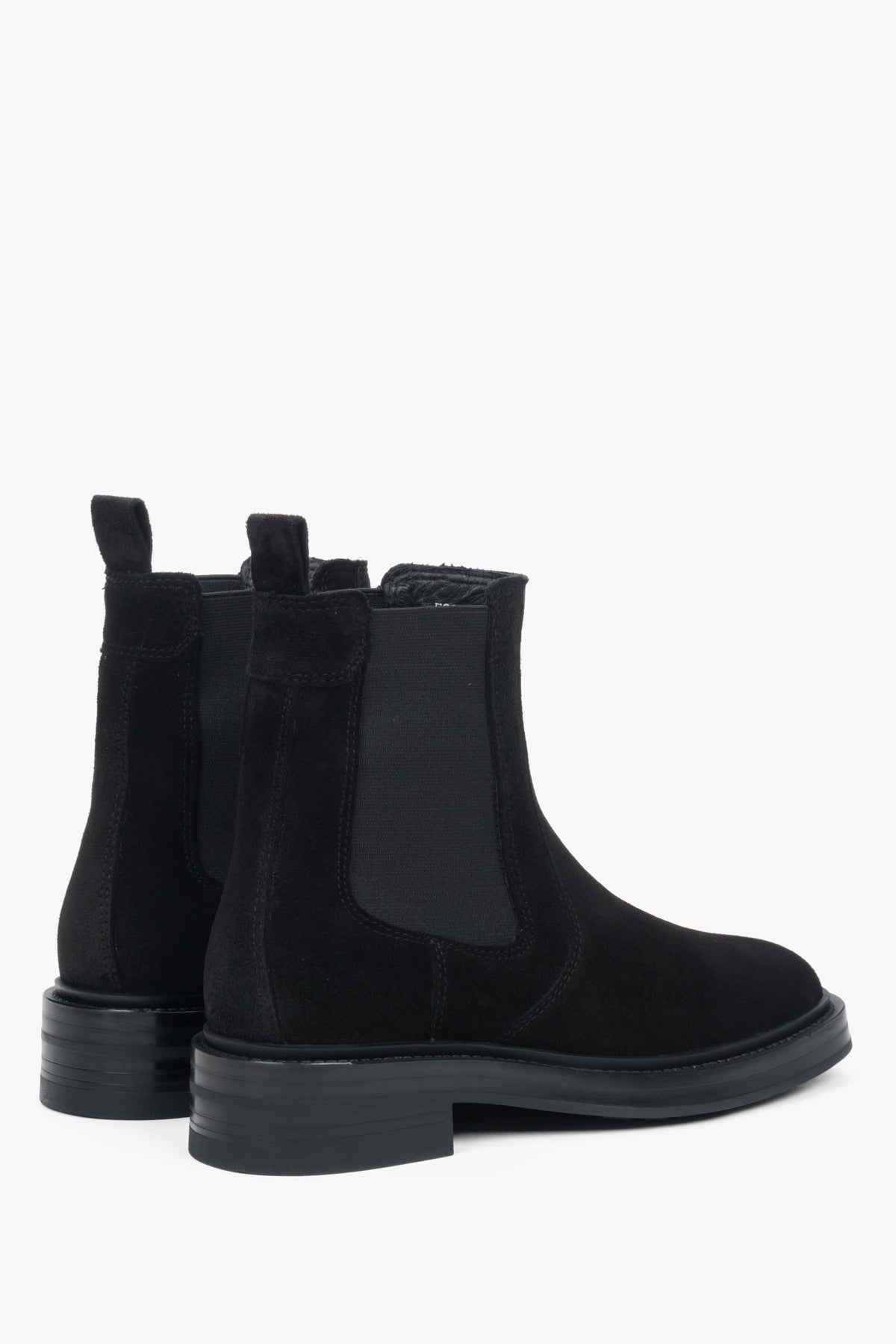 Rückwärtige Perspektive der schwarzen Chelsea-Boots mit flacher TPU-Sohle