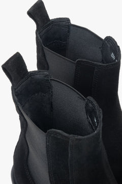 Detailansicht des weichen Flanellfutters im Inneren der schwarzen Boots