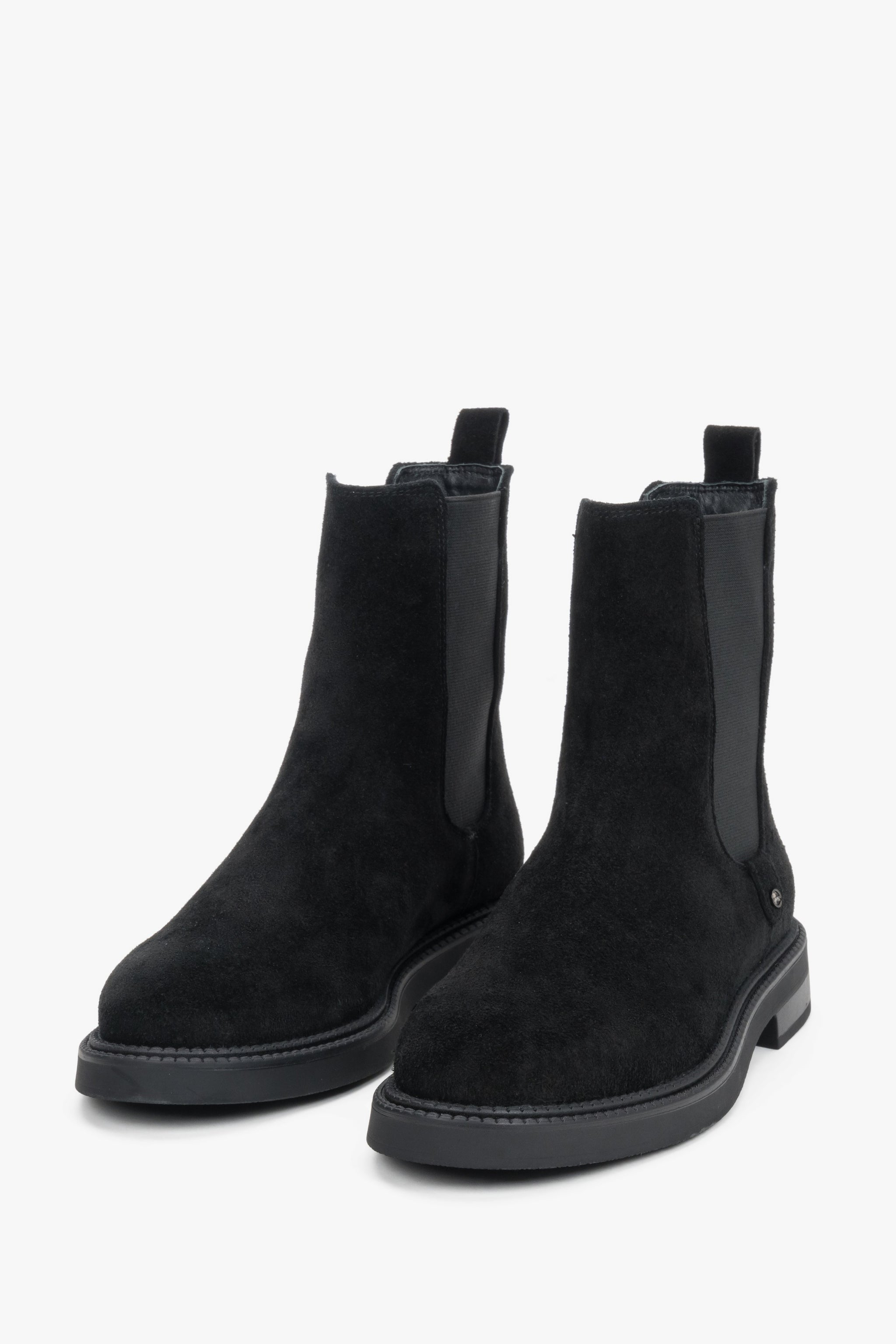 Frontale Schrägansicht der schwarzen Velours-Stiefeletten