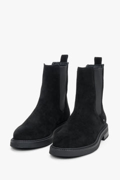 Frontale Schrägansicht der schwarzen Velours-Stiefeletten