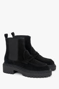 Diagonale Ansicht des Paares schwarzer Damen-Chelsea-Boots aus Veloursleder mit Loafer-Applikation auf dicker Profilsohle von Estro