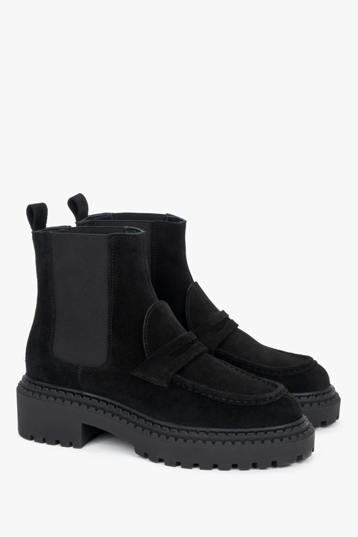 Diagonale Ansicht des Paares schwarzer Damen-Chelsea-Boots aus Veloursleder mit Loafer-Applikation auf dicker Profilsohle von Estro
