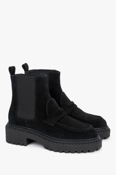 Diagonale Ansicht des Paares schwarzer Damen-Chelsea-Boots aus Veloursleder mit Loafer-Applikation auf dicker Profilsohle von Estro