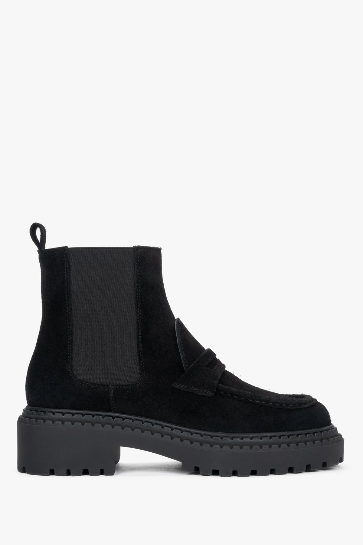 Reines Seitenprofil des linken schwarzen Chelsea-Boots, das die markante Plateausohle und den elastischen Schafteinsatz zeigt