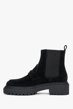 Reines Seitenprofil des rechten schwarzen Chelsea-Boots aus samtigem Premium-Veloursleder