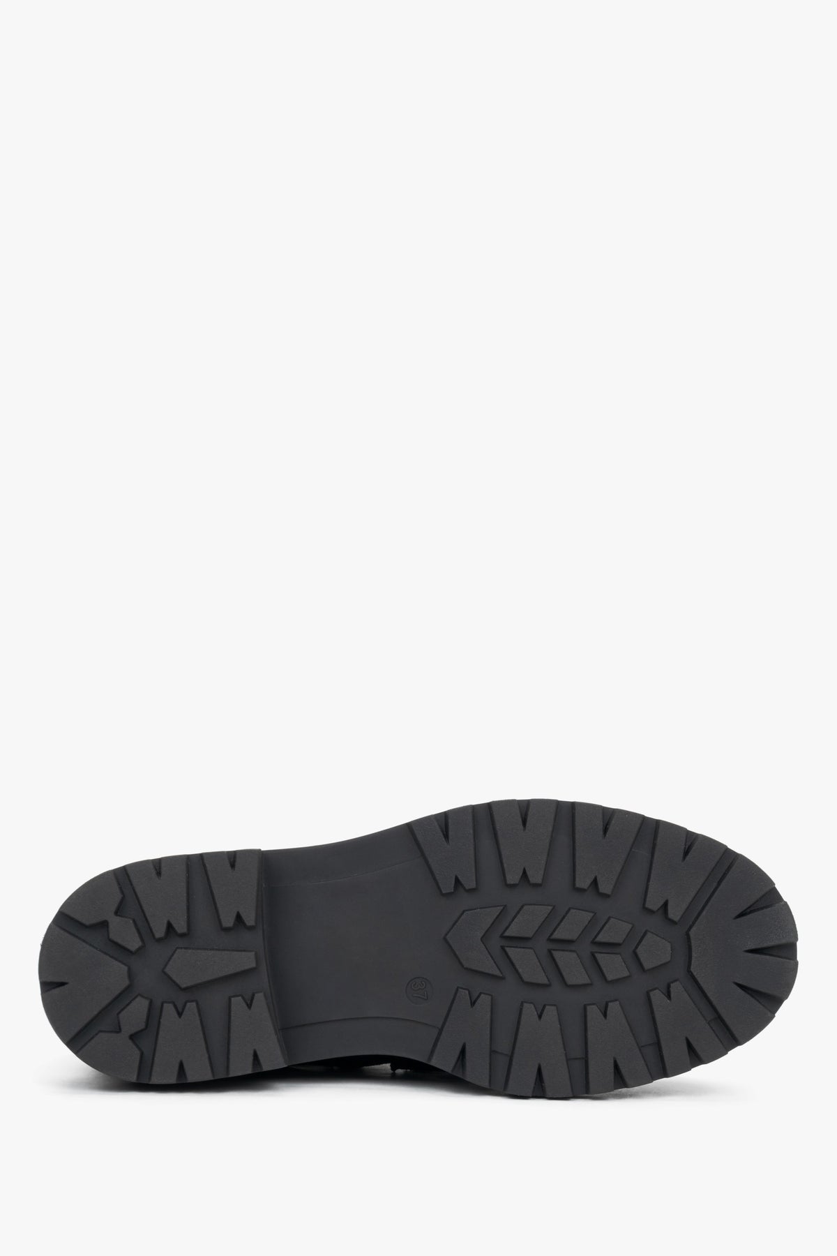 Ansicht der Schuhsohle des schwarzen Chelsea-Boots mit tiefem Rillenprofil für optimale Bodenhaftung
