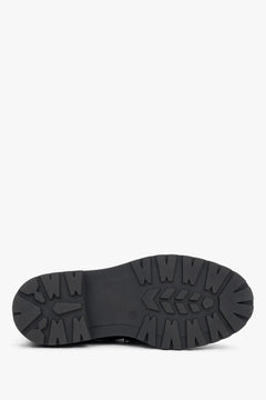 Ansicht der Schuhsohle des schwarzen Chelsea-Boots mit tiefem Rillenprofil für optimale Bodenhaftung
