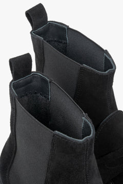 Nahaufnahme des Schafts mit elastischem Seiteneinsatz und Zuglaschen am schwarzen Velours-Chelsea-Boot