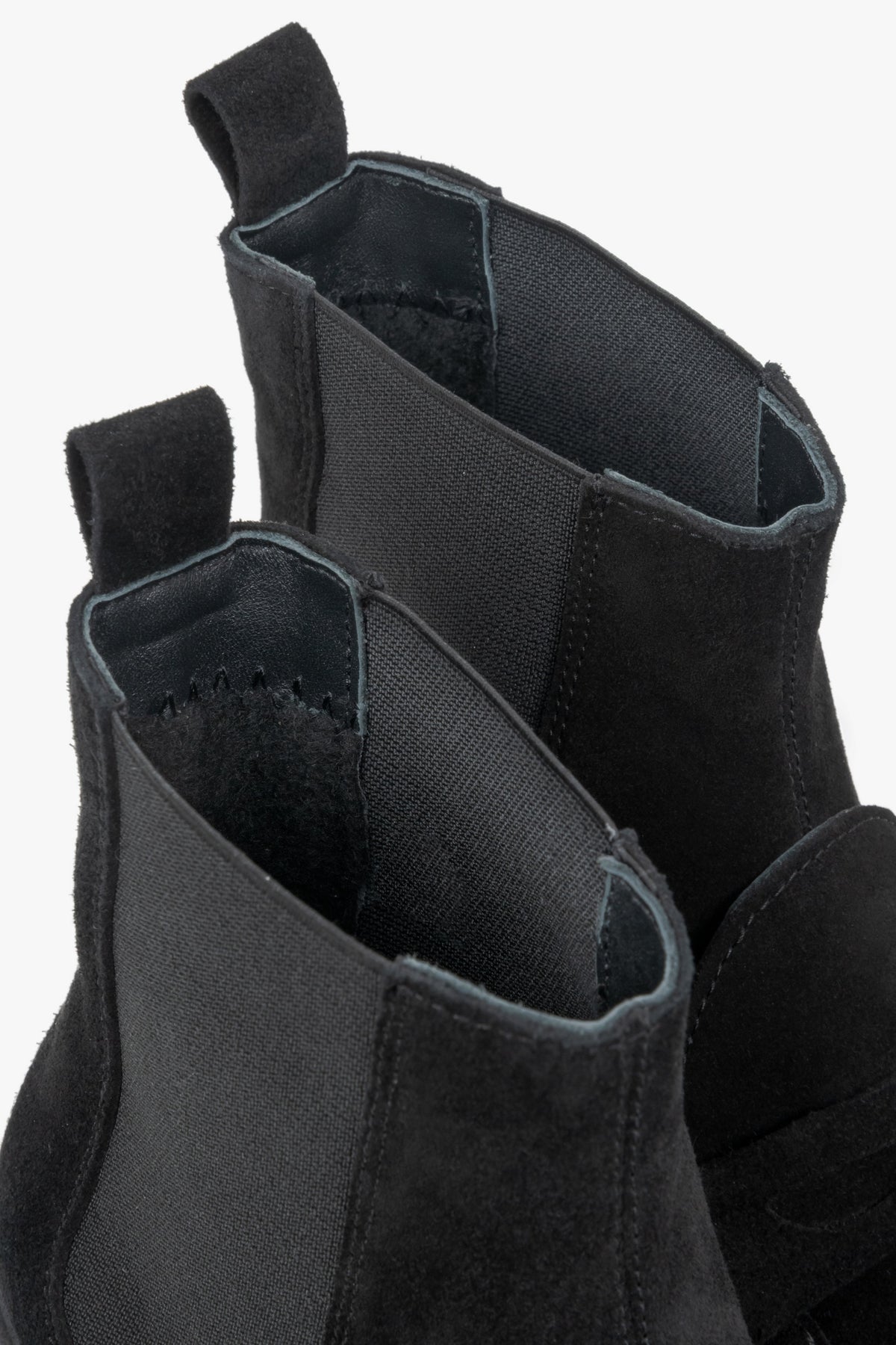 Nahaufnahme des Schafts mit elastischem Seiteneinsatz und Zuglaschen am schwarzen Velours-Chelsea-Boot