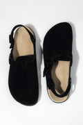 Draufsicht auf das Paar schwarzer Damen-Clog-Sandalen aus Velours.