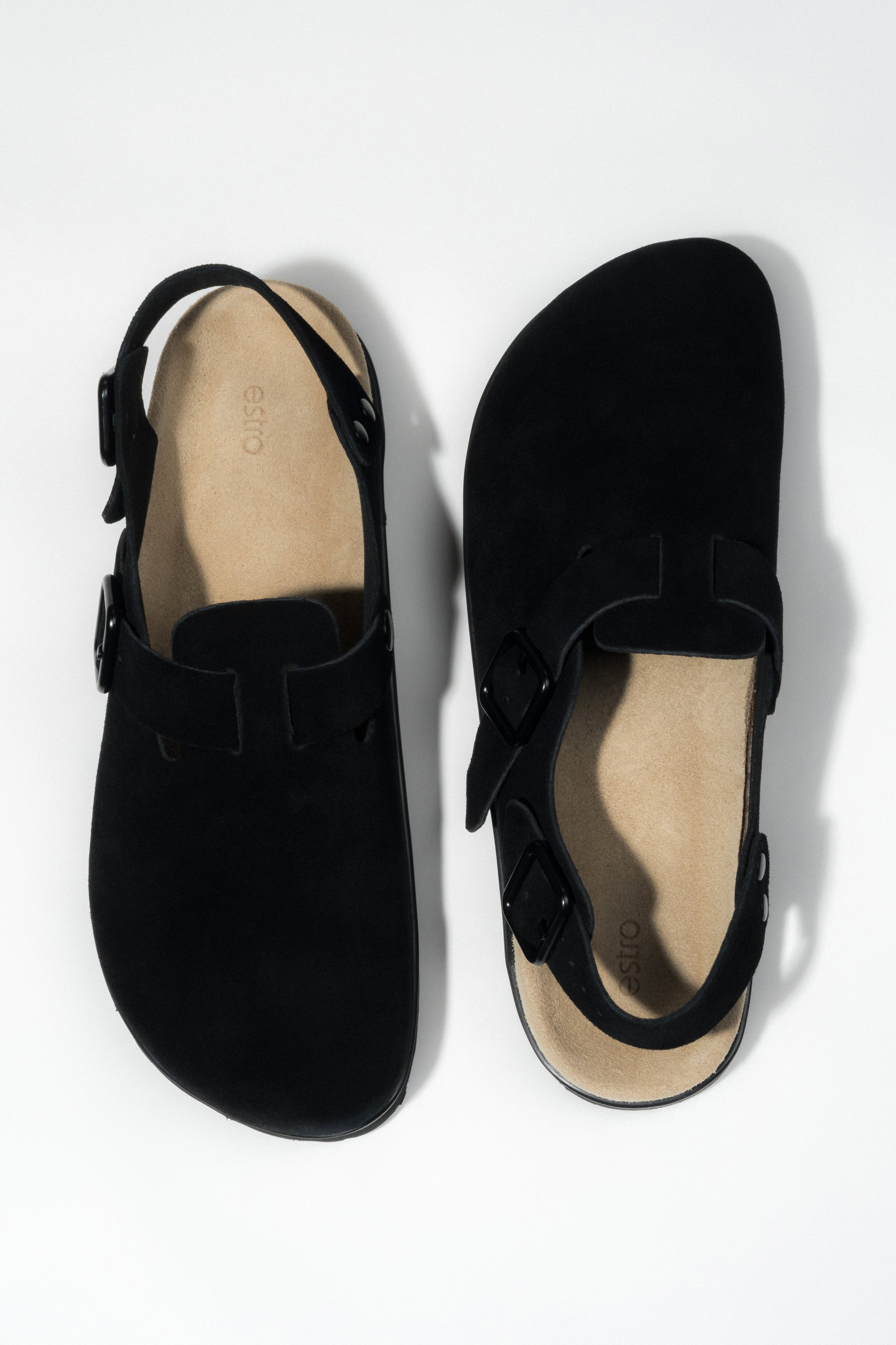 Draufsicht auf das Paar schwarzer Damen-Clog-Sandalen aus Velours.